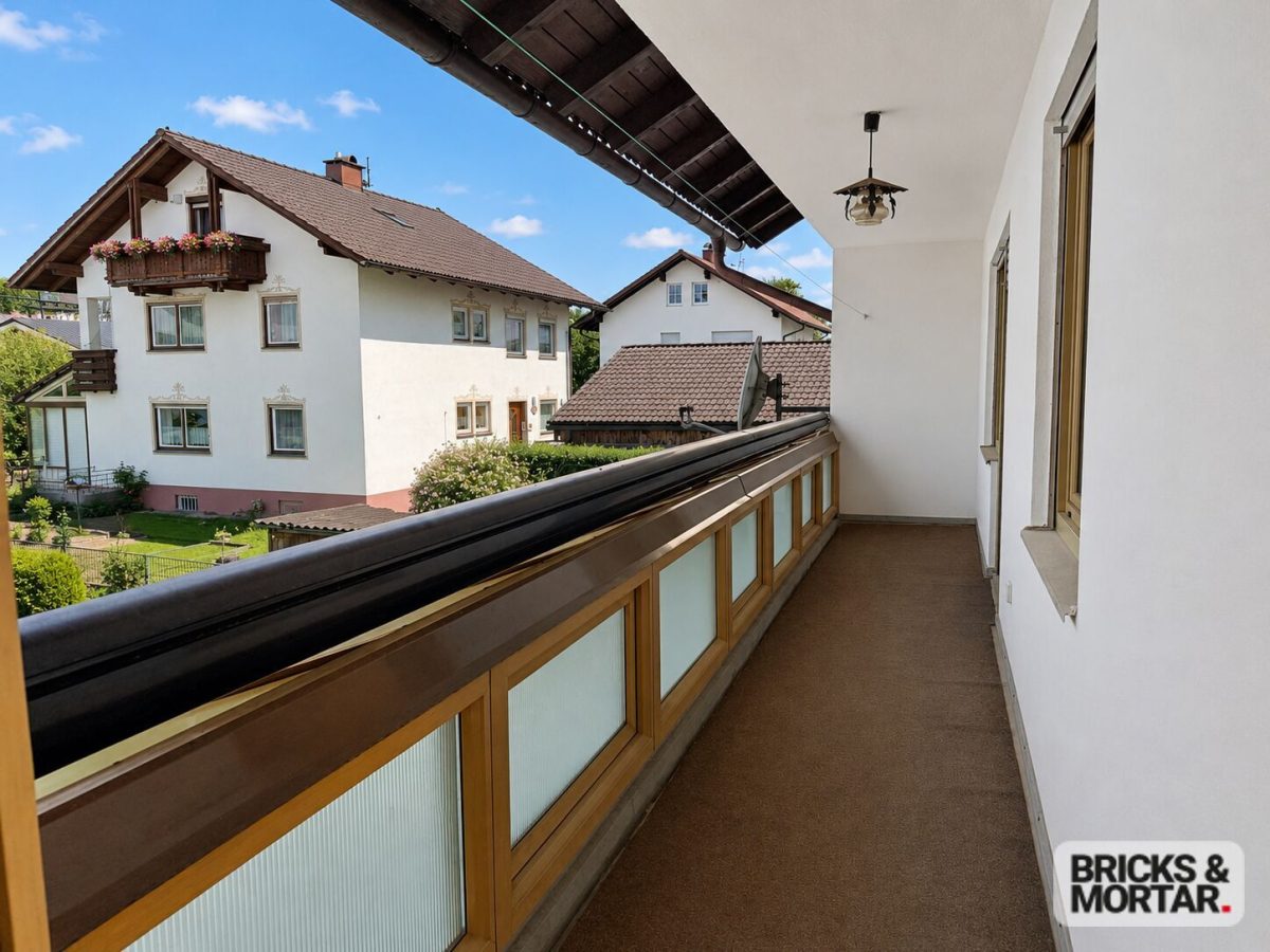 Immobilienangebot - Wald - Alle - Vielseitig nutzbare Haus mit 4 Wohnungen, PV-Anlage und ausreichend PKW-Stellplätzen