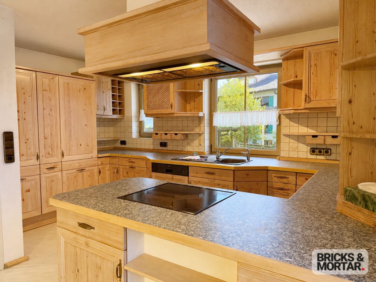 Immobilienangebot - Wald - Alle - Vielseitig nutzbare Haus mit 4 Wohnungen, PV-Anlage und ausreichend PKW-Stellplätzen