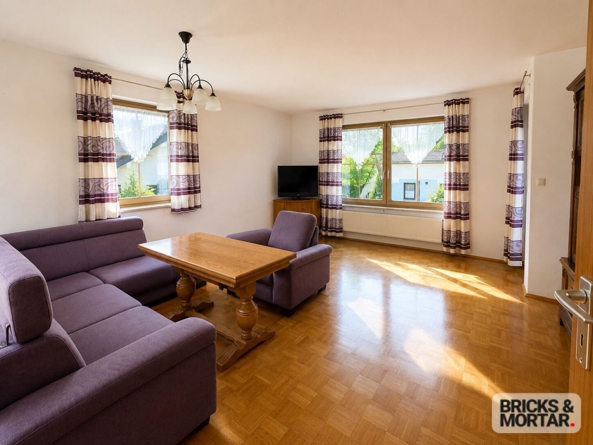 Immobilienangebot - Wald - Alle - Vielseitig nutzbare Haus mit 4 Wohnungen, PV-Anlage und ausreichend PKW-Stellplätzen