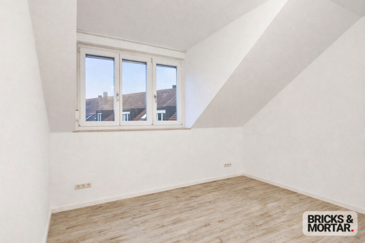 Immobilienangebot - Königsbrunn - Alle - Helle Dachgeschosswohnung mit Loggia & Tiefgaragenstellplatz – sofort bezugsfrei