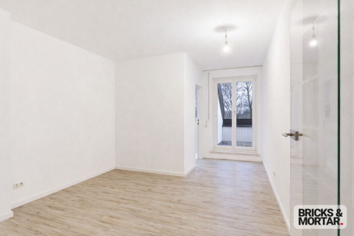 Immobilienangebot - Königsbrunn - Alle - Helle Dachgeschosswohnung mit Loggia & Tiefgaragenstellplatz – sofort bezugsfrei