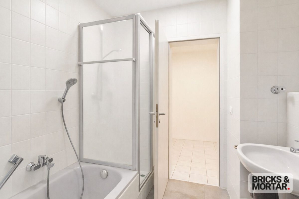 Immobilienangebot - Königsbrunn - Alle - Helle Dachgeschosswohnung mit Loggia & Tiefgaragenstellplatz – sofort bezugsfrei