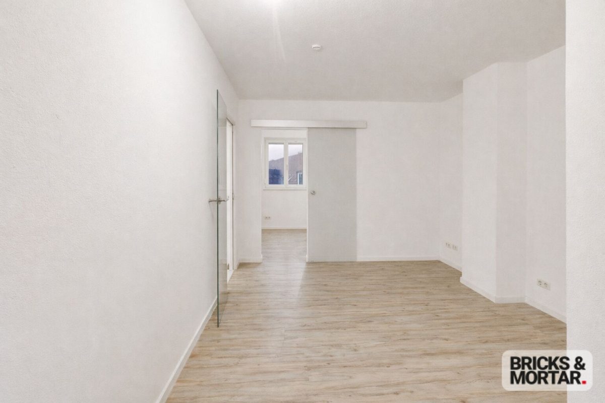 Immobilienangebot - Königsbrunn - Alle - Helle Dachgeschosswohnung mit Loggia & Tiefgaragenstellplatz – sofort bezugsfrei