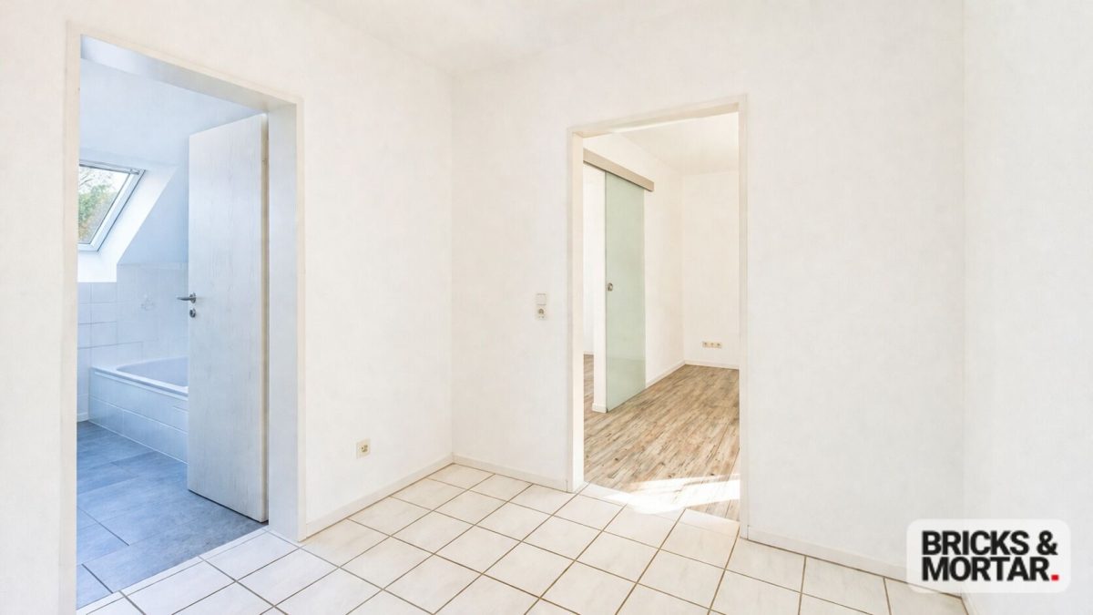 Immobilienangebot - Königsbrunn - Alle - Helle Dachgeschosswohnung mit Loggia & Tiefgaragenstellplatz – sofort bezugsfrei