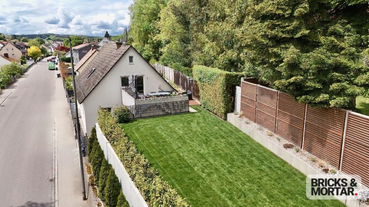 Immobilienangebot - Aystetten - Alle - Stilvoll modernisiertes Einfamilienhaus – Hochwertig saniert, großzügige Terrasse & uneinsehbarer Garten