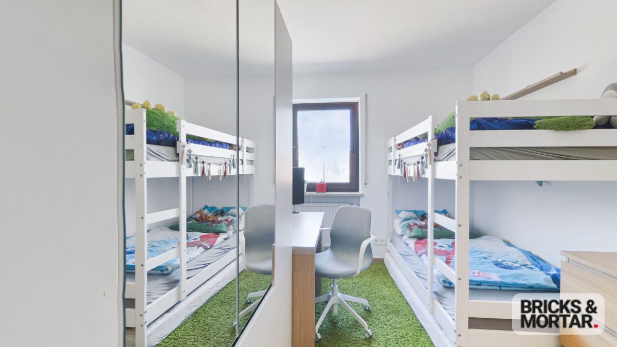 Immobilienangebot - Ursberg / Oberrohr - Alle - Ein Zuhause für Generationen: Großes Zweifamilienhaus mit Garten und Doppelgarage