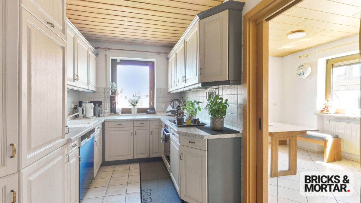 Immobilienangebot - Ursberg / Oberrohr - Alle - Ein Zuhause für Generationen: Großes Zweifamilienhaus mit Garten und Doppelgarage