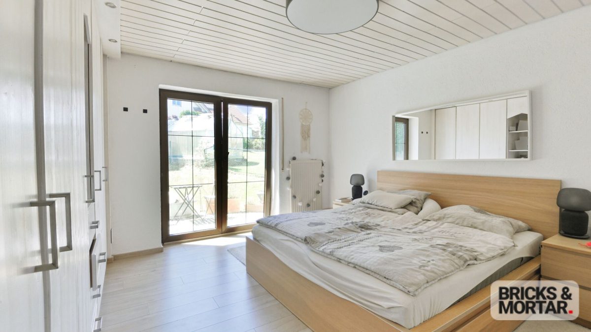 Immobilienangebot - Ursberg / Oberrohr - Alle - Ein Zuhause für Generationen: Großes Zweifamilienhaus mit Garten und Doppelgarage