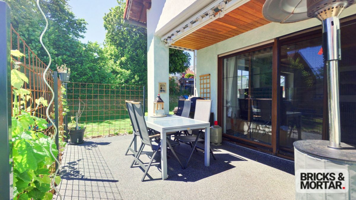 Immobilienangebot - Ursberg / Oberrohr - Alle - Ein Zuhause für Generationen: Großes Zweifamilienhaus mit Garten und Doppelgarage
