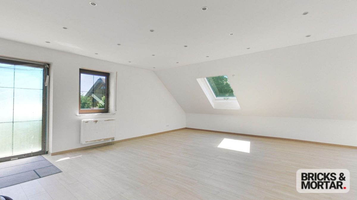 Immobilienangebot - Ursberg / Oberrohr - Alle - Ein Zuhause für Generationen: Großes Zweifamilienhaus mit Garten und Doppelgarage