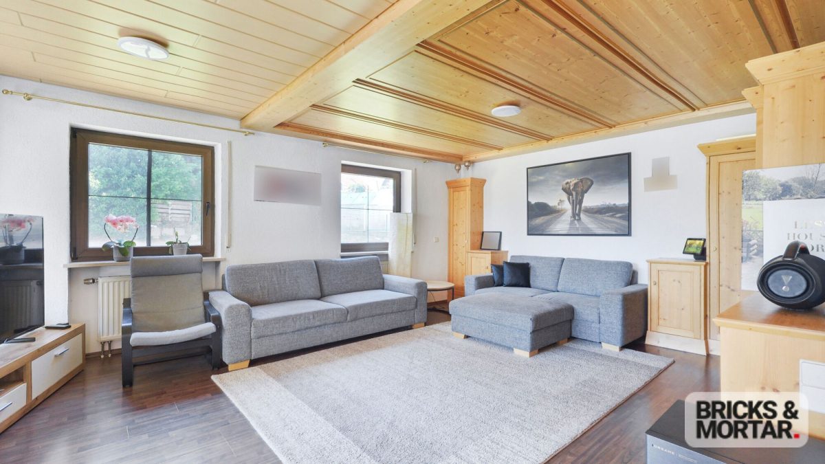 Immobilienangebot - Ursberg / Oberrohr - Alle - Ein Zuhause für Generationen: Großes Zweifamilienhaus mit Garten und Doppelgarage
