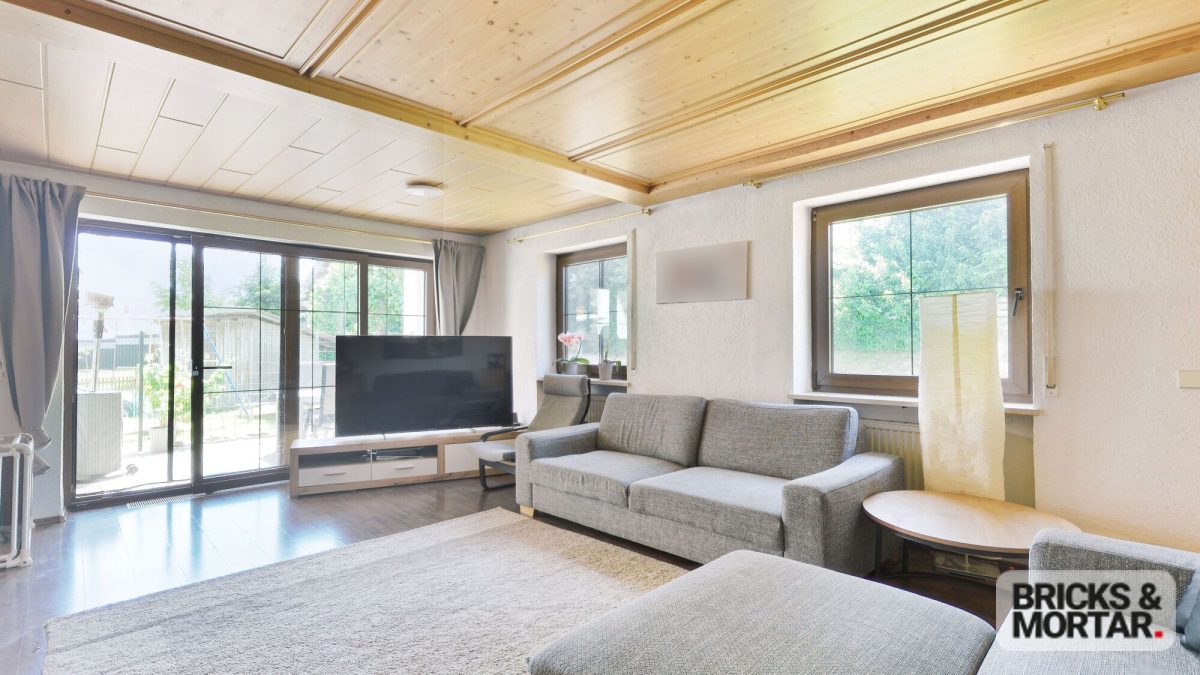 Immobilienangebot - Ursberg / Oberrohr - Alle - Ein Zuhause für Generationen: Großes Zweifamilienhaus mit Garten und Doppelgarage