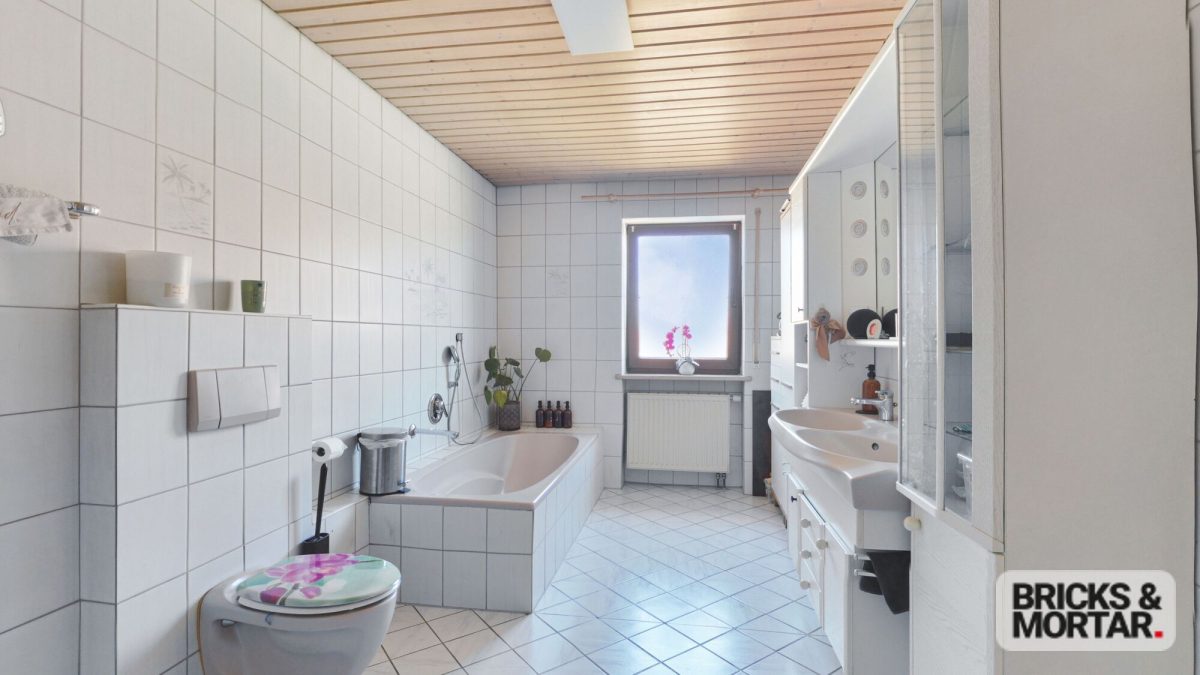 Immobilienangebot - Ursberg / Oberrohr - Alle - Ein Zuhause für Generationen: Großes Zweifamilienhaus mit Garten und Doppelgarage