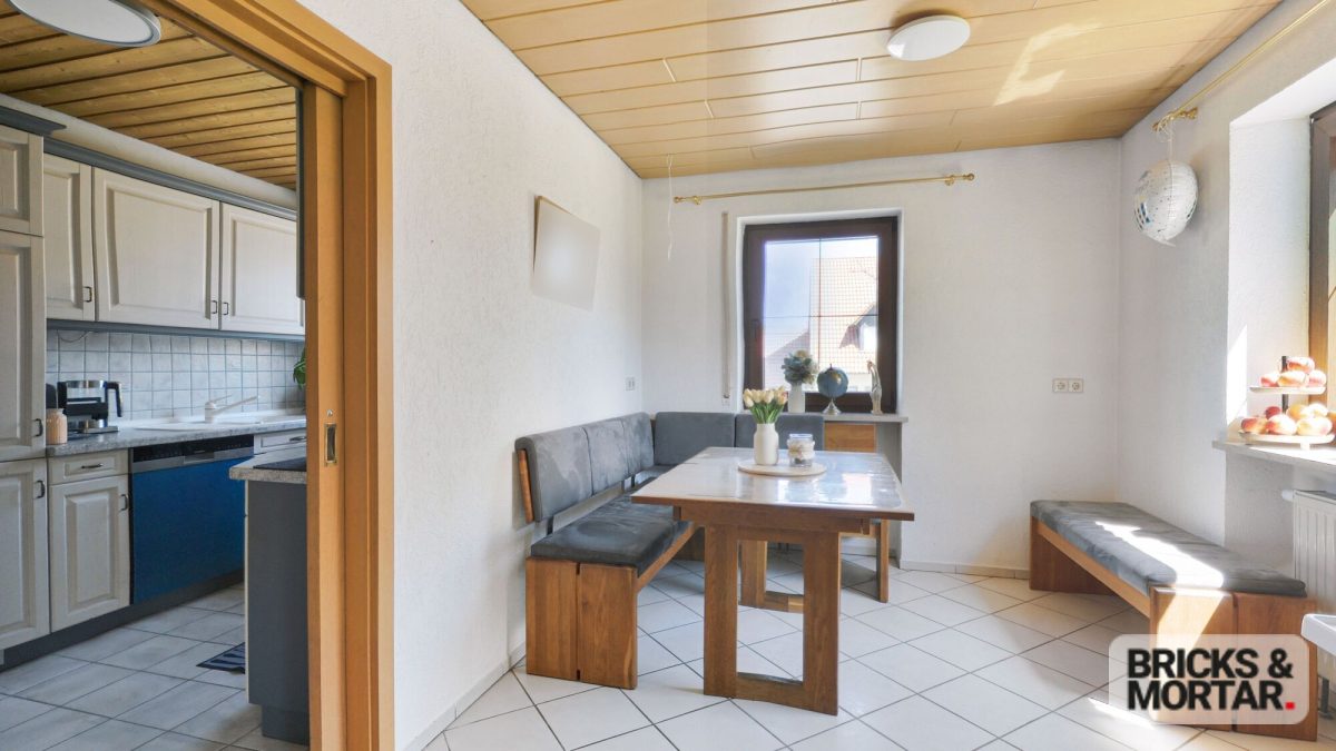 Immobilienangebot - Ursberg / Oberrohr - Alle - Ein Zuhause für Generationen: Großes Zweifamilienhaus mit Garten und Doppelgarage