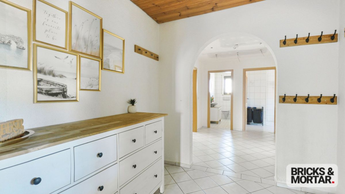 Immobilienangebot - Ursberg / Oberrohr - Alle - Ein Zuhause für Generationen: Großes Zweifamilienhaus mit Garten und Doppelgarage