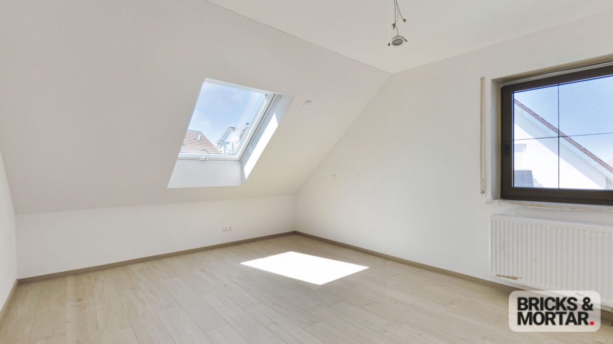 Immobilienangebot - Ursberg / Oberrohr - Alle - Ein Zuhause für Generationen: Großes Zweifamilienhaus mit Garten und Doppelgarage