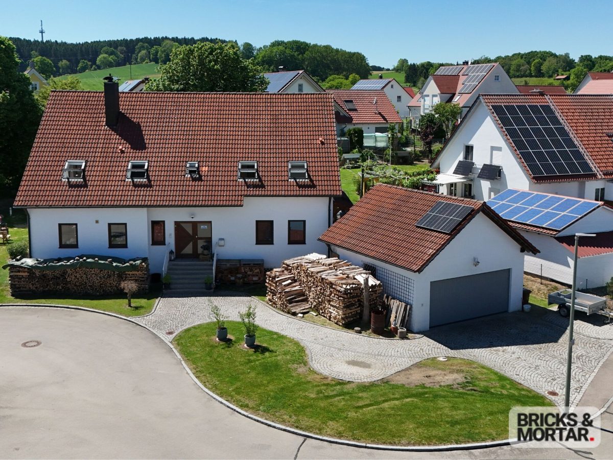 Immobilienangebot - Ursberg / Oberrohr - Alle - Ein Zuhause für Generationen: Großes Zweifamilienhaus mit Garten und Doppelgarage