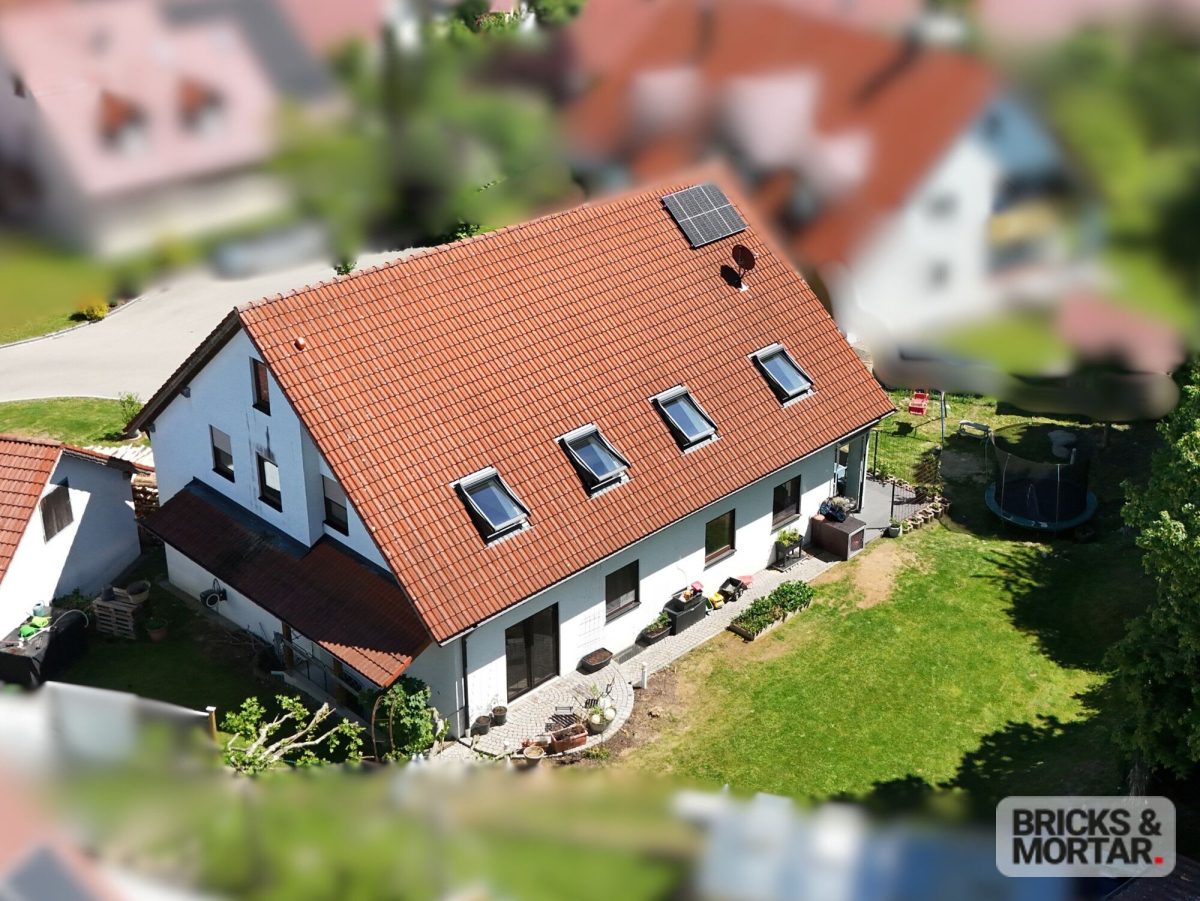 Immobilienangebot - Ursberg / Oberrohr - Alle - Ein Zuhause für Generationen: Großes Zweifamilienhaus mit Garten und Doppelgarage