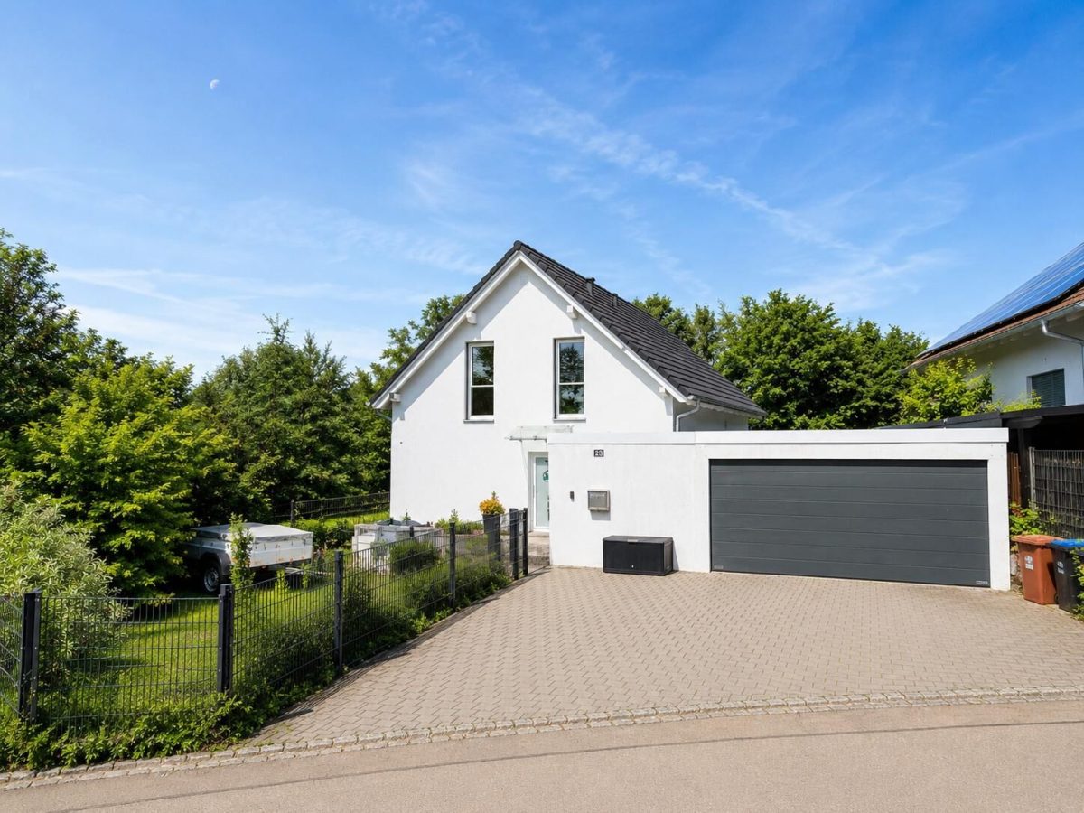 Immobilienangebot - Jettingen-Scheppach / Freihalden - Alle - Leben, wo andere zur Ruhe kommen.
Energieeffizienz A+ · Wärmepumpe · Doppelgarage · 645m² Grundstück