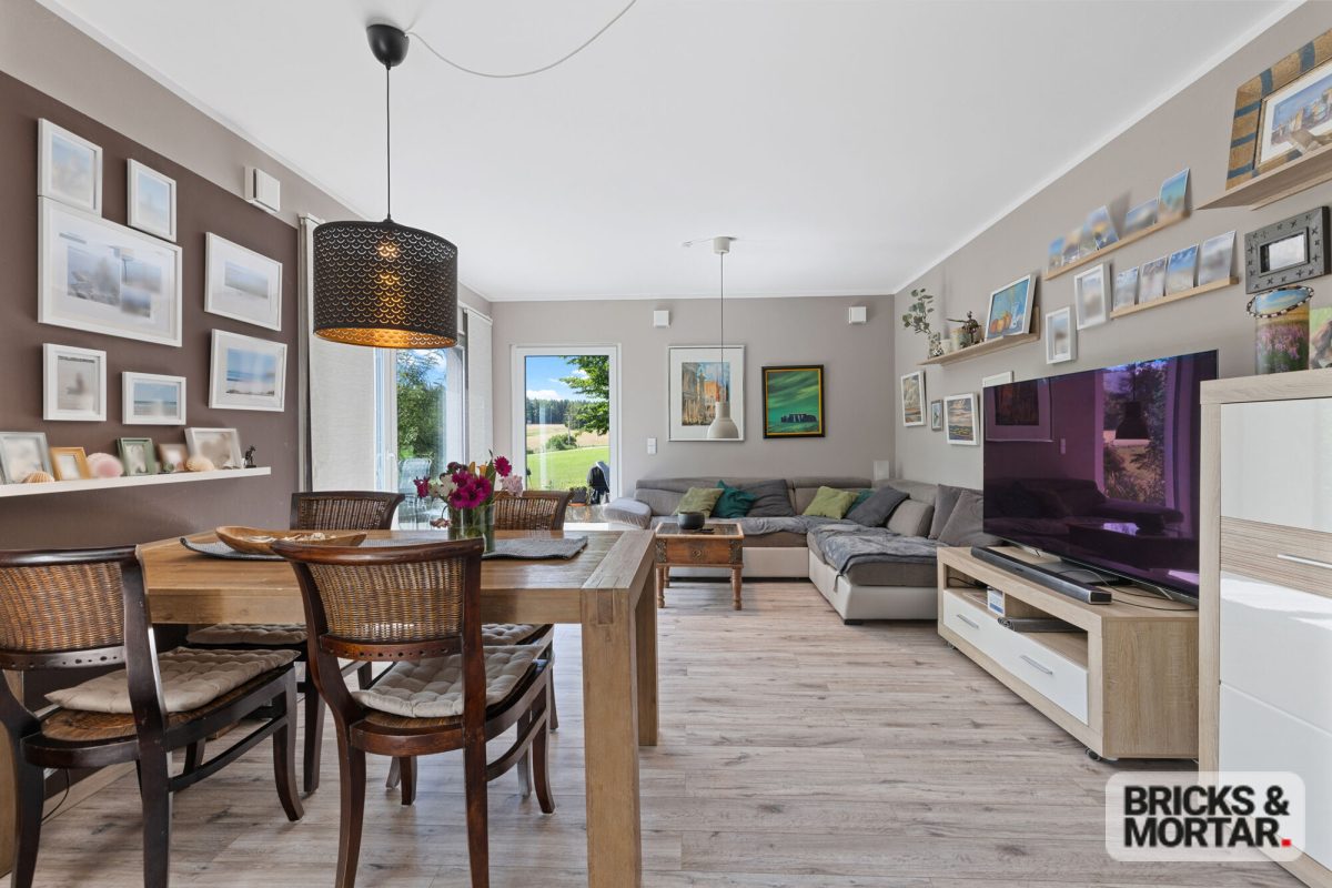 Immobilienangebot - Jettingen-Scheppach / Freihalden - Alle - Leben, wo andere zur Ruhe kommen.
Energieeffizienz A+ · Wärmepumpe · Doppelgarage · 645m² Grundstück