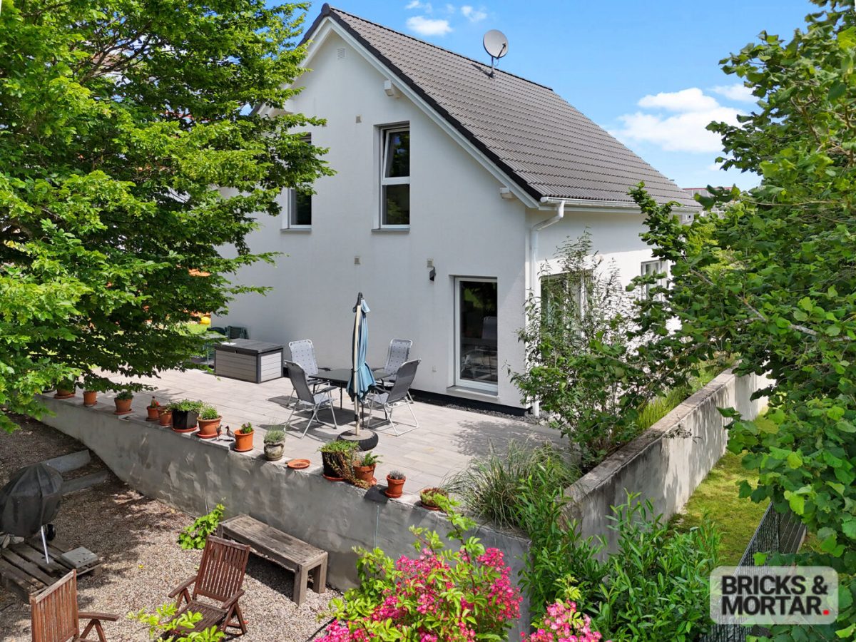 Immobilienangebot - Jettingen-Scheppach / Freihalden - Alle - Leben, wo andere zur Ruhe kommen.
Energieeffizienz A+ · Wärmepumpe · Doppelgarage · 645m² Grundstück