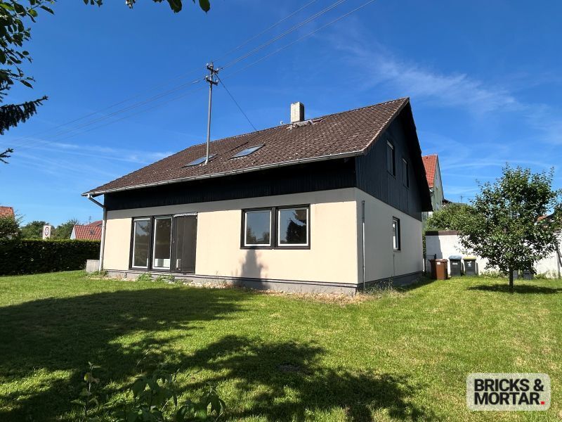Immobilienangebot - Dasing - Alle - Ein-/Zweifamilienhaus mit großem Garten, Balkon, Terrasse und zwei Garagen in Dasing