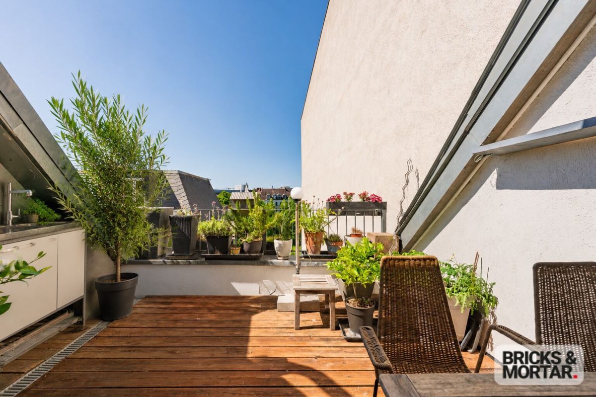 Immobilienangebot - Berlin - Alle - Wohnen über den Dächern Berlins: Bezugsfreie Altbau-Maisonette mit Terrasse nahe Ku'damm & Halensee