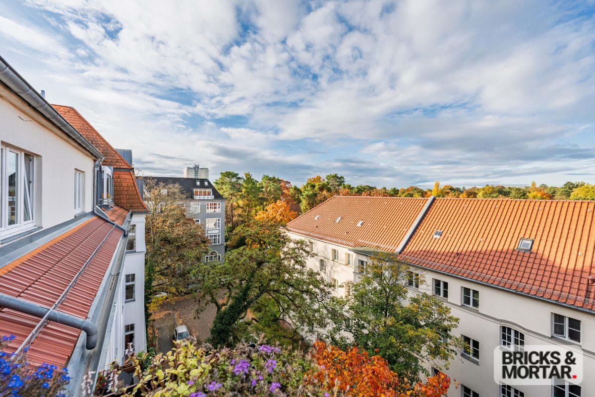 Immobilienangebot - Berlin - Alle - Vermietete Dachgeschosswohnung mit Balkon & Aufzug – herrschaftlicher Altbau in Grunewald