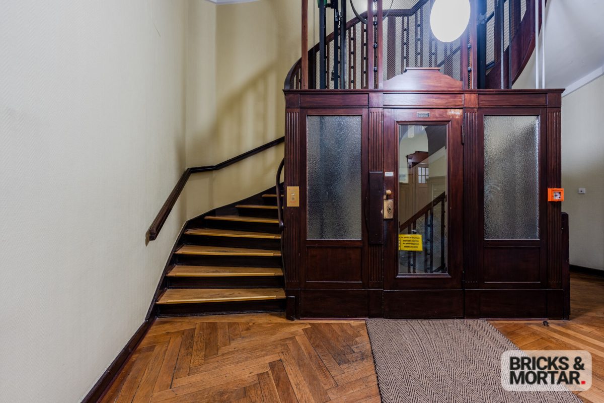 Immobilienangebot - Berlin - Alle - Vermietete Dachgeschosswohnung mit Balkon & Aufzug – herrschaftlicher Altbau in Grunewald