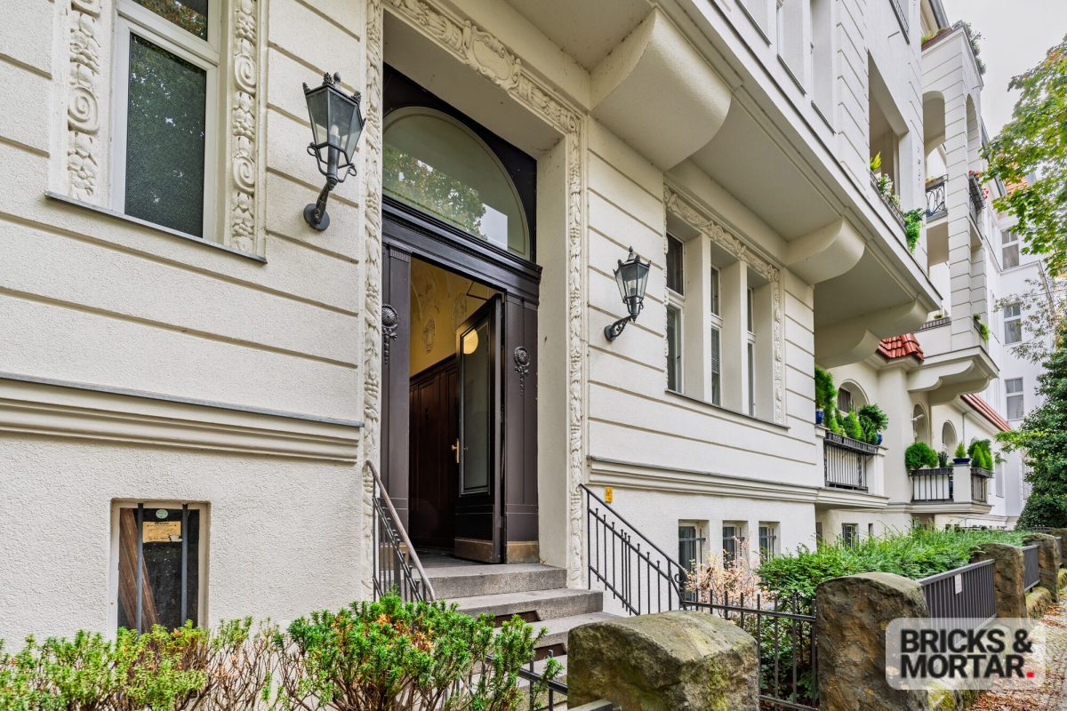 Immobilienangebot - Berlin - Alle - Vermietete Dachgeschosswohnung mit Balkon & Aufzug – herrschaftlicher Altbau in Grunewald