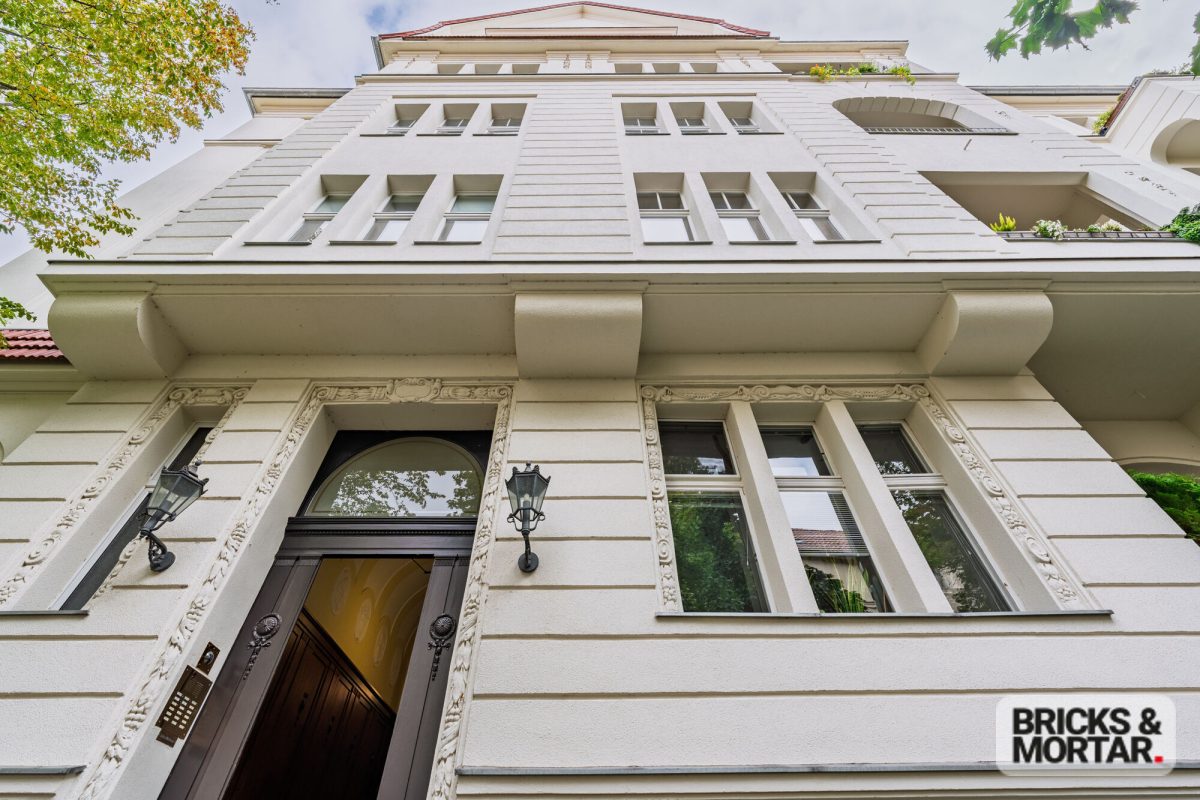 Immobilienangebot - Berlin - Alle - Vermietete Dachgeschosswohnung mit Balkon & Aufzug – herrschaftlicher Altbau in Grunewald