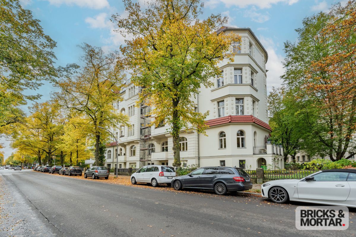 Immobilienangebot - Berlin - Alle - Vermietete Dachgeschosswohnung mit Balkon & Aufzug – herrschaftlicher Altbau in Grunewald