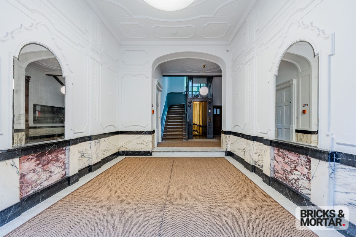 Immobilienangebot - Berlin - Alle - Wohnen wie im eigenen Haus: 191 m² sanierter Altbau mit Südgarten am Ku’damm zum direkten Bezug