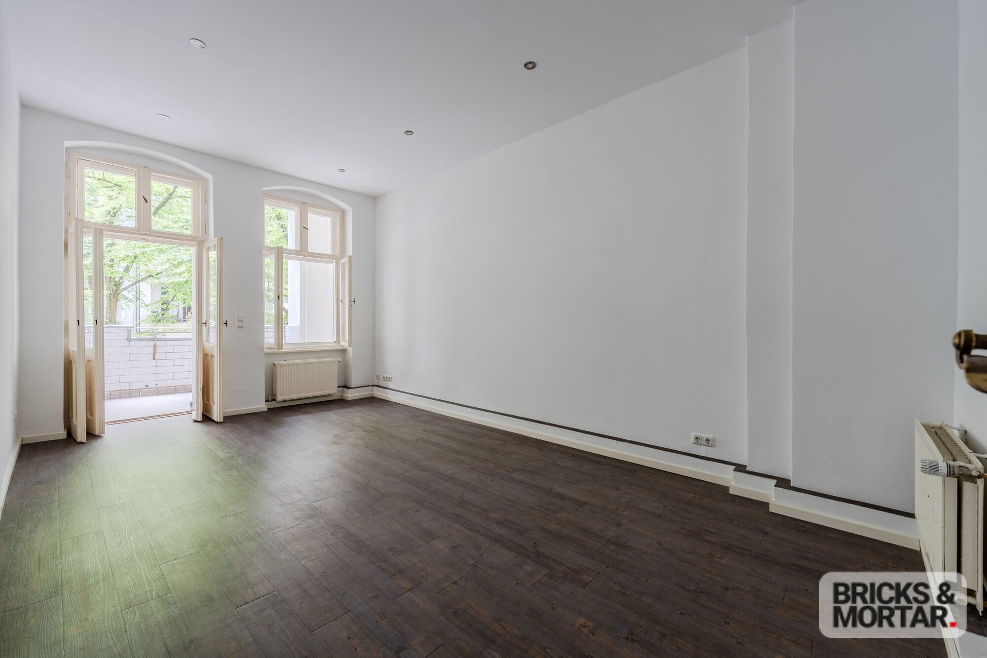Immobilienangebot - Berlin - Alle - Renovierte 2-Zimmer Altbauwohnung 
mit sonniger Loggia zum direkten Bezug im beliebten Schillerkiez