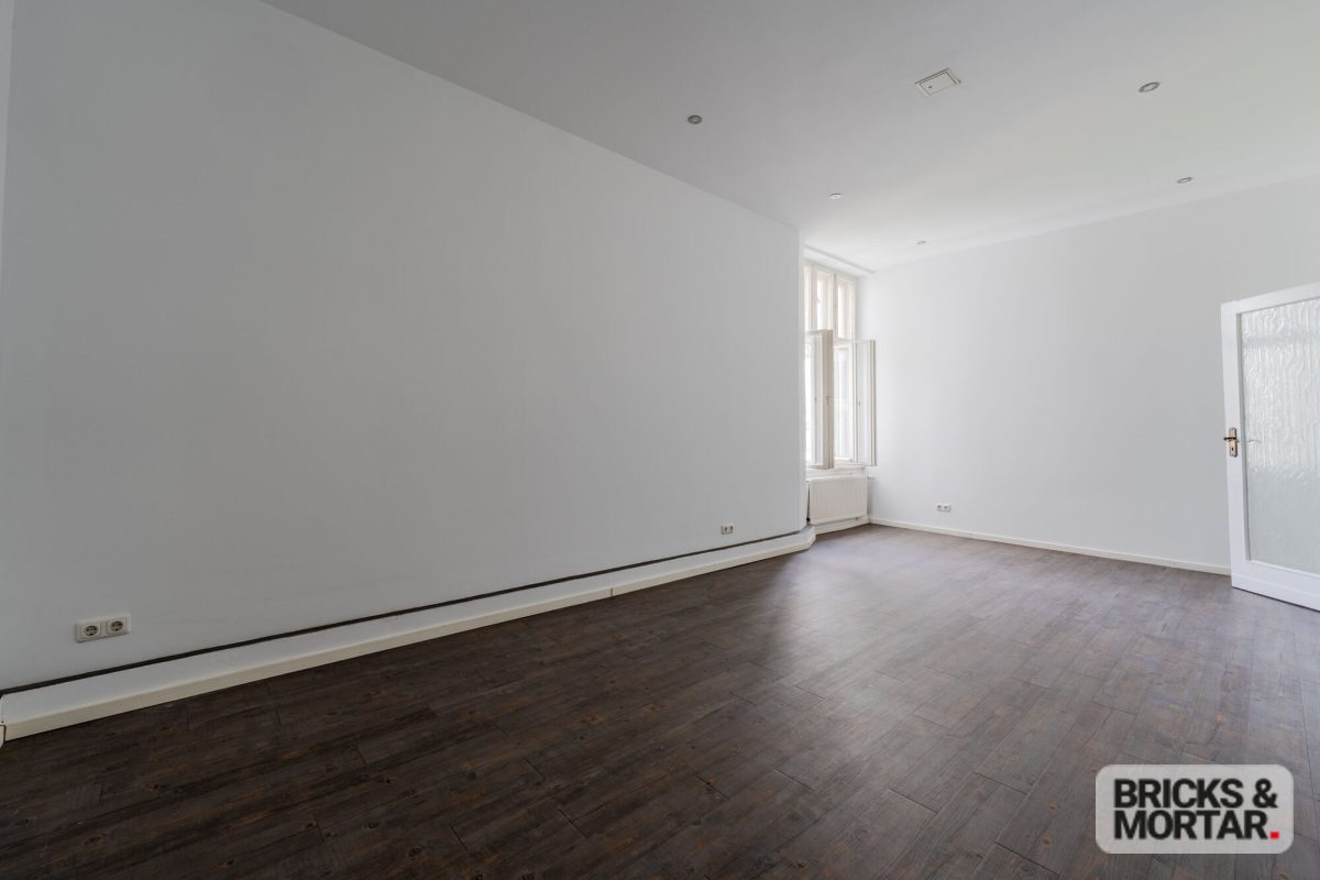 Immobilienangebot - Berlin - Alle - Renovierte 2-Zimmer Altbauwohnung 
mit sonniger Loggia zum direkten Bezug im beliebten Schillerkiez