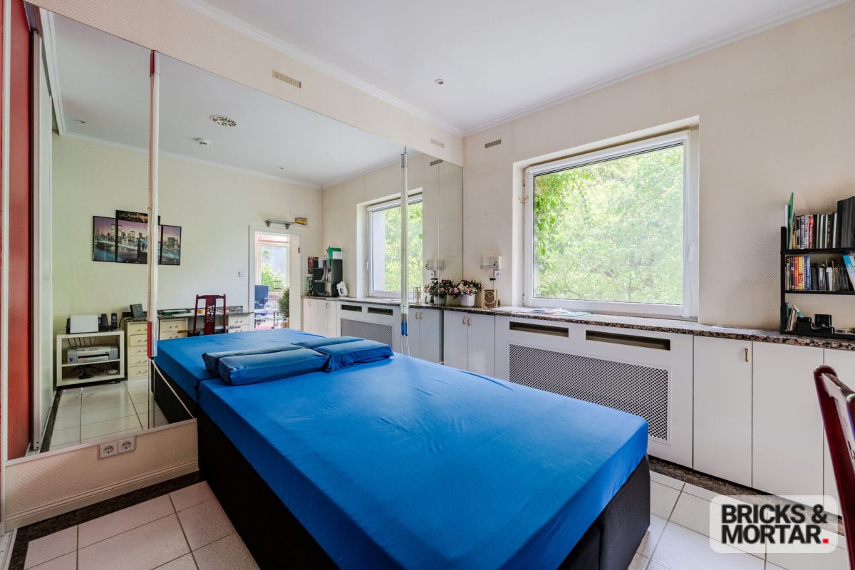 Immobilienangebot - Berlin - Alle - Altbaujuwel am Hagenplatz – 
Bezugsfreie 2-Zimmerwohnung mit Kamin, Erker und großem Stellplatz