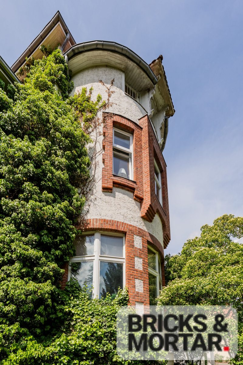 Immobilienangebot - Berlin - Alle - Altbaujuwel am Hagenplatz – 
Bezugsfreie 2-Zimmerwohnung mit Kamin, Erker und großem Stellplatz