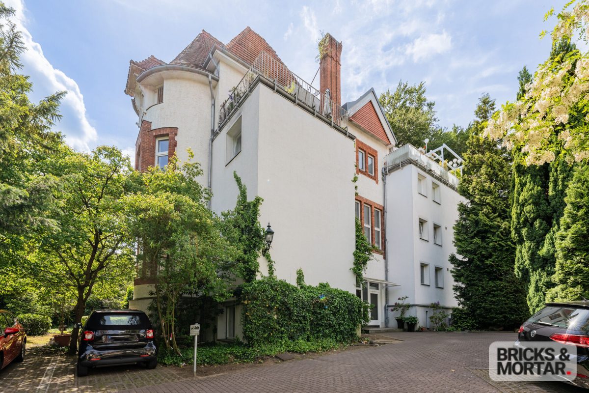 Immobilienangebot - Berlin - Alle - Altbaujuwel am Hagenplatz – 
Bezugsfreie 2-Zimmerwohnung mit Kamin, Erker und großem Stellplatz