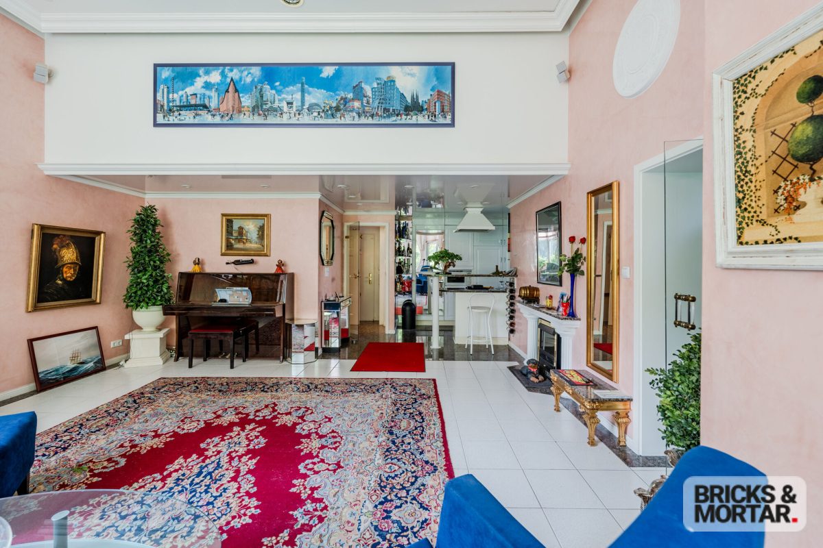 Immobilienangebot - Berlin - Alle - Altbaujuwel am Hagenplatz – 
Bezugsfreie 2-Zimmerwohnung mit Kamin, Erker und großem Stellplatz