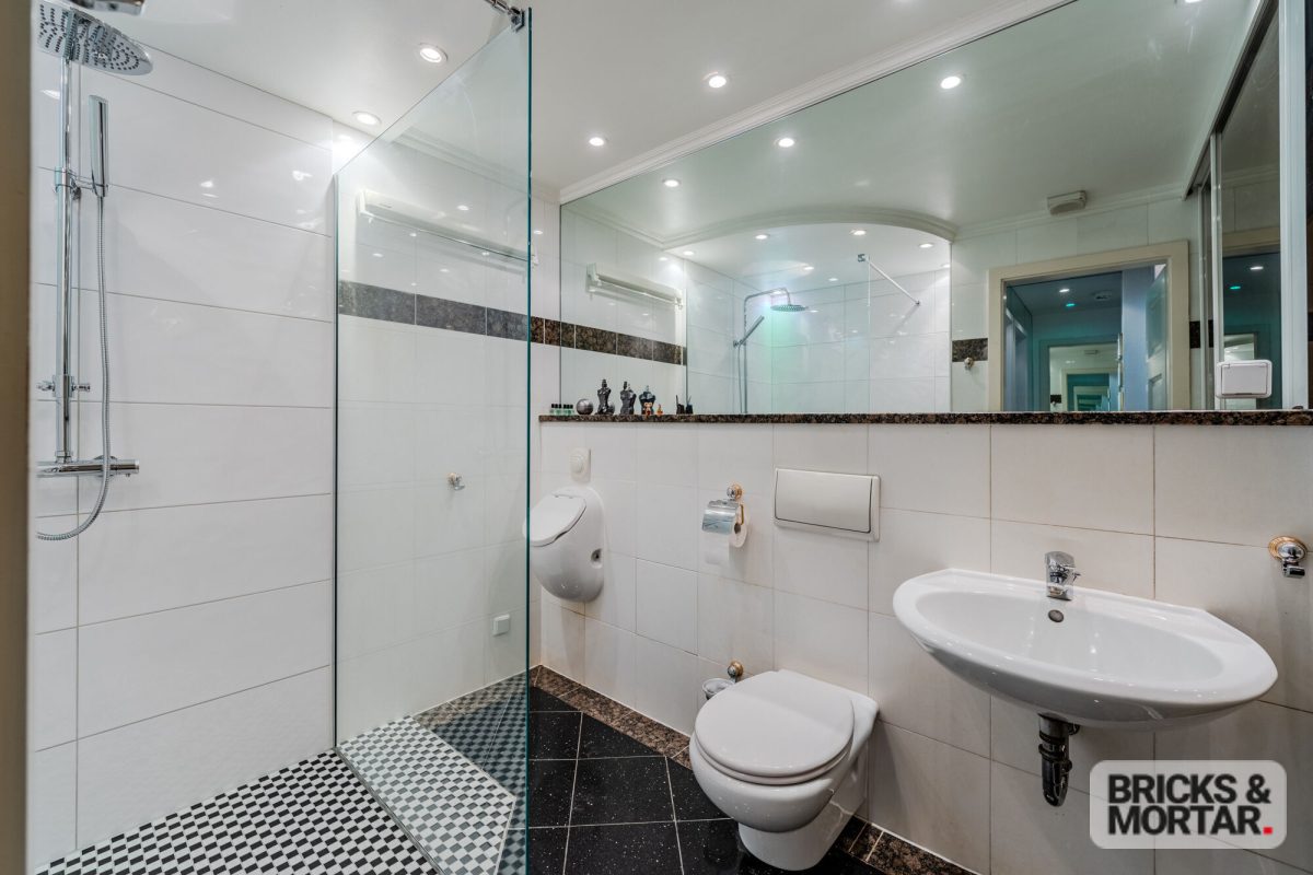 Immobilienangebot - Berlin - Alle - Altbaujuwel am Hagenplatz – 
Bezugsfreie 2-Zimmerwohnung mit Kamin, Erker und großem Stellplatz