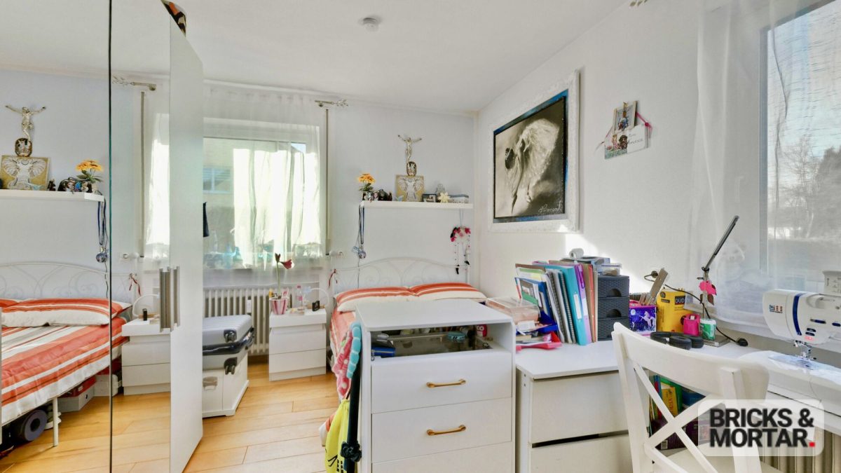 Immobilienangebot - Röfingen - Alle - Gepflegtes Dreifamilienhaus mit zusätzlicher Einheit und Photovoltaik