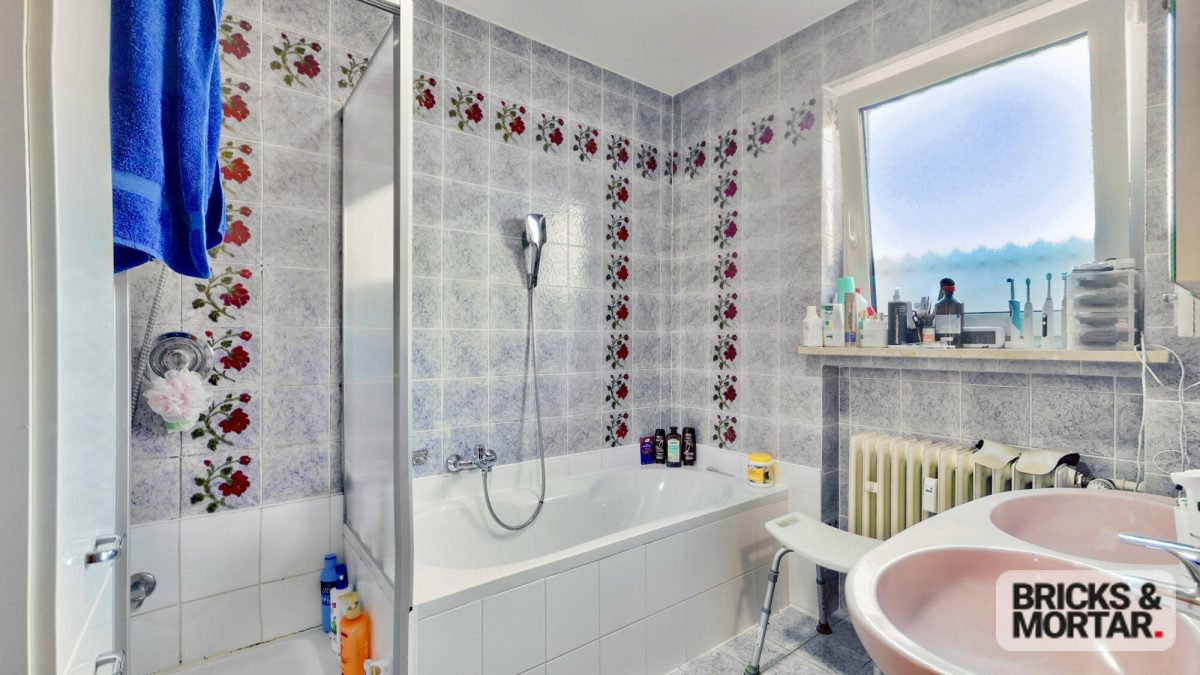 Immobilienangebot - Röfingen - Alle - Gepflegtes Dreifamilienhaus mit zusätzlicher Einheit und Photovoltaik