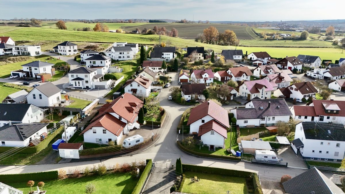 Immobilienangebot - Röfingen - Alle - Gepflegtes Dreifamilienhaus mit zusätzlicher Einheit und Photovoltaik