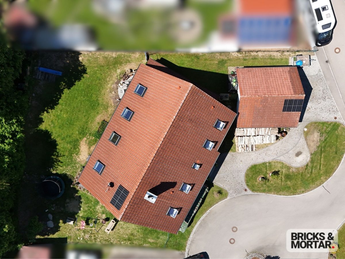 Immobilienangebot - Ursberg / Oberrohr - Alle - Ein Zuhause für Generationen: Großes Zweifamilienhaus mit Garten und Doppelgarage