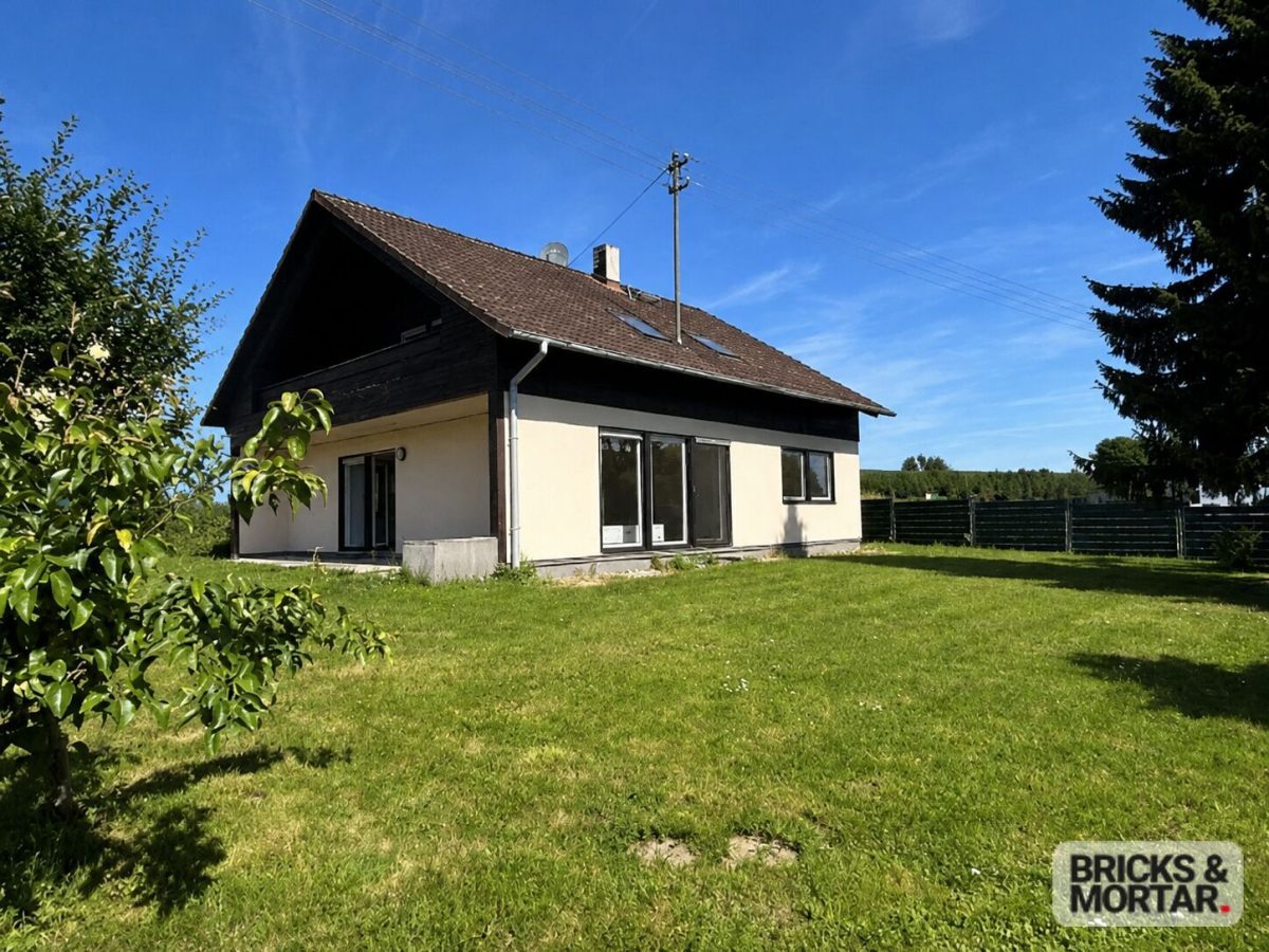 Immobilienangebot - Dasing - Alle - Ein-/Zweifamilienhaus mit großem Garten, Balkon, Terrasse und zwei Garagen in Dasing