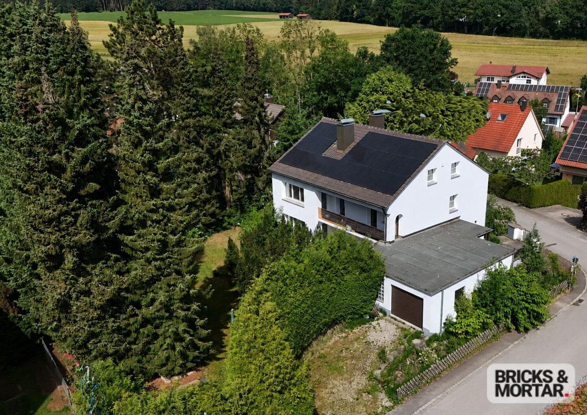 Immobilienangebot - Aystetten - Alle - Energetisch saniertes Zweifamilienhaus mit Ausbaureserve und großem Garten in ruhiger Wohnlage