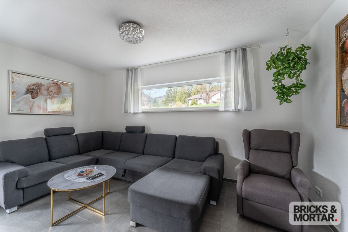 Immobilienangebot - Wehingen-Harras - Alle - Wohnen auf einer Ebene – gepflegter Bungalow mit Wohlfühlcharakter