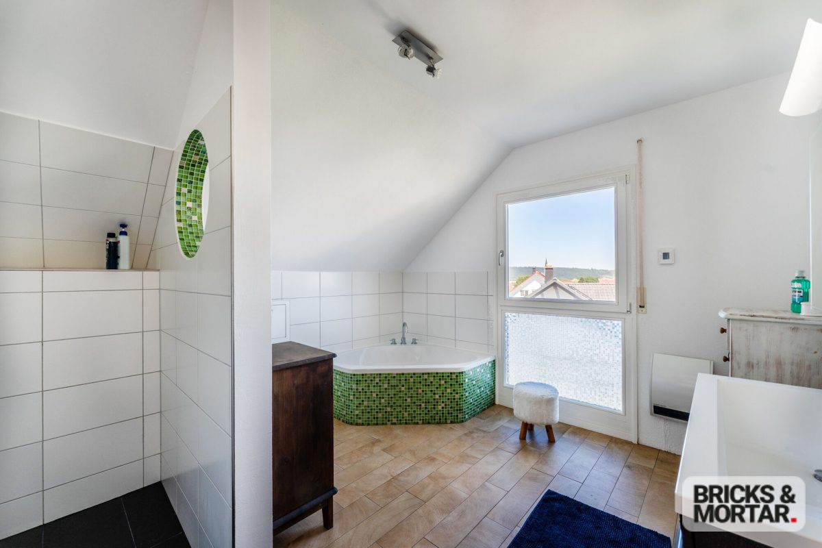 Immobilienangebot - Dietingen-Irslingen - Alle - Freistehendes Einfamilienhaus
mit Wintergarten, Sauna und großzügigem Garten