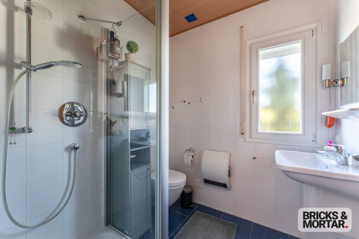 Immobilienangebot - Dietingen-Irslingen - Alle - Freistehendes Einfamilienhaus
mit Wintergarten, Sauna und großzügigem Garten