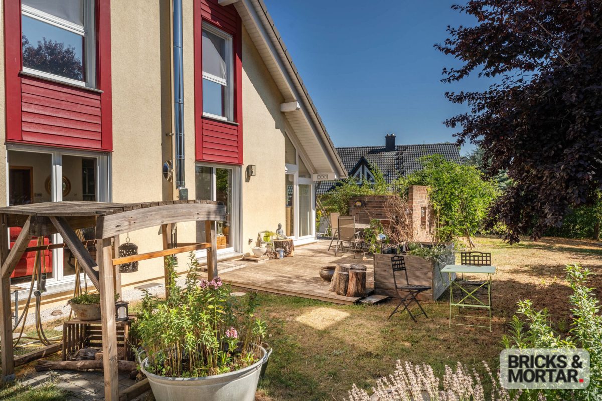 Immobilienangebot - Dietingen-Irslingen - Alle - Freistehendes Einfamilienhaus
mit Wintergarten, Sauna und großzügigem Garten